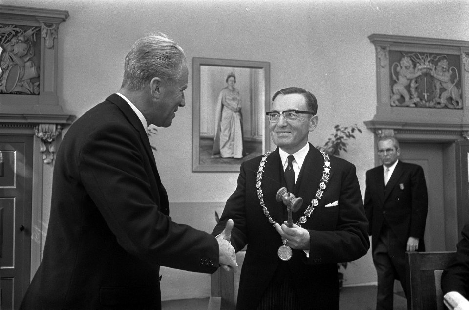Dr. L. de Gou geinstalleerd als burgemeester van Haarlem dr. De Gou met hamer, Bestanddeelnr 922-7209