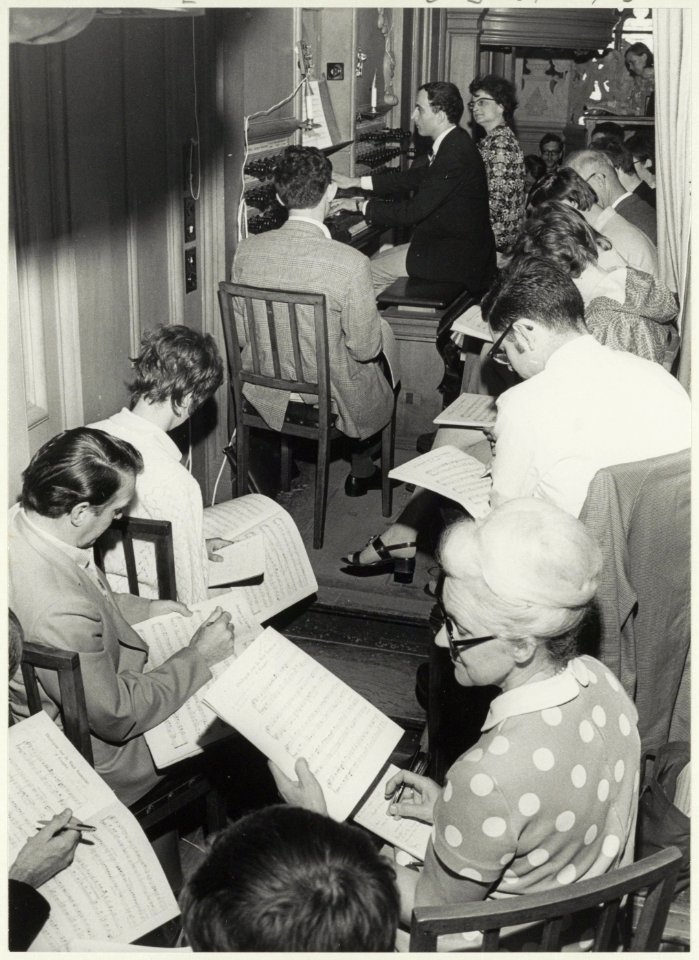 Dr Franse organiste Marie Claire Alain geeft orgelles in de Grote of St. Bavokerk, een onderdeel van de jaarlijkse serie van masterclasses. NL-HlmNHA 54020646