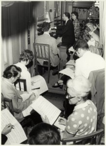 Dr Franse organiste Marie Claire Alain geeft orgelles in de Grote of St. Bavokerk, een onderdeel van de jaarlijkse serie van masterclasses. NL-HlmNHA 54020646