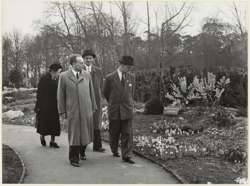 Dr. W. Drees en echtgenote tijdens hun bezoek aan de FLORA-tentoonstelling