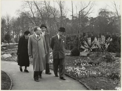 Dr. W. Drees en echtgenote tijdens hun bezoek aan de FLORA-tentoonstelling