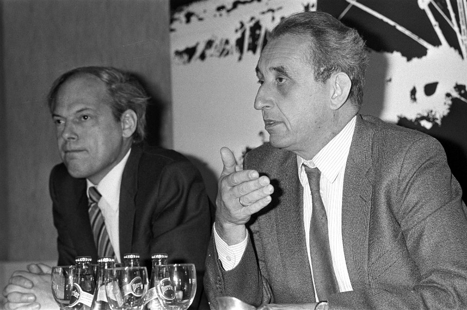 Dr.ir. A.P. Oele (rechts, voorzitter Algemene Energieraad) en secretaris dr. W.L, Bestanddeelnr 931-8279
