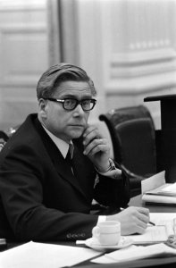 Dr G.H. Veringa, minister van Onderwijs, achter de regeringstafel tijdens de be…, Bestanddeelnr 923-6400