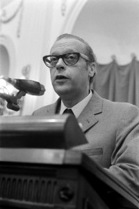 Dr. mr. H. J. Roethof (PvdA) tijdens de behandeling in de Tweede Kamer, Bestanddeelnr 925-7046