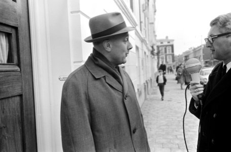 Dr. P.A.J.M. (Piet) Steenkamp (KVP) arriveert bij het huis van Drs. W.K.N. (Norb, Bestanddeelnr 919-7416