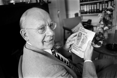Dr A Vondeling met zijn boek, Bestanddeelnr 928-7715