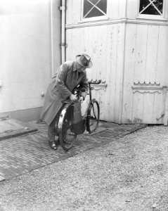 Dr Drees ontvangt fractievoorzitters H W Tilanus (CHU) met fiets, Bestanddeelnr 907-8351