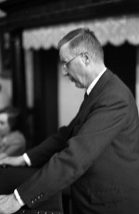 Dr. M. C. Tever (rechts) ontving de Gilles Holst medaille uit handen van prof. H, Bestanddeelnr 920-9327