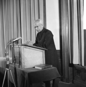 Dr. Radhakrishnan in Tropenmuseum. Tijdens toespraak, Bestanddeelnr 913-0711
