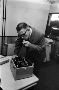 Dr. P.H. Esser demonstreert een ademanalysator, Bestanddeelnr 922-5596