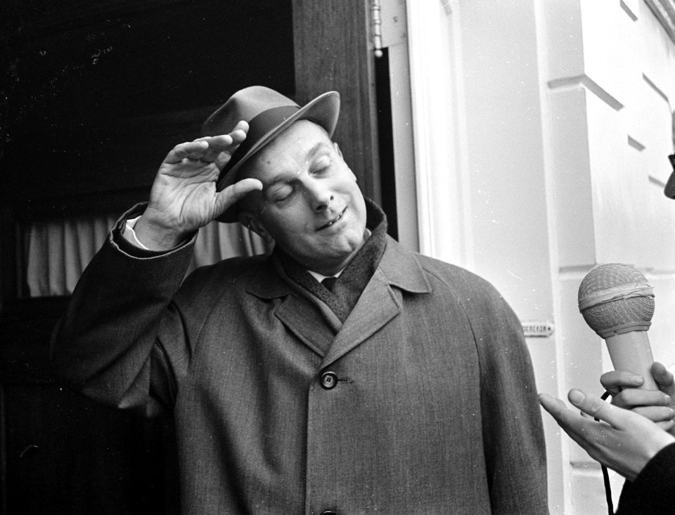 Dr. P.A.J.M. (Piet) Steenkamp (KVP) arriveert bij het huis van Drs. W.K.N. (Norb, Bestanddeelnr 919-7412