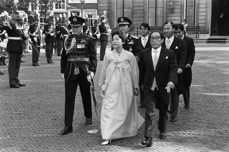 Dr. Young-Kyo Yoon, ambassadeur van Korea, en echtgenote arriveren bij Paleis La, Bestanddeelnr 931-6558
