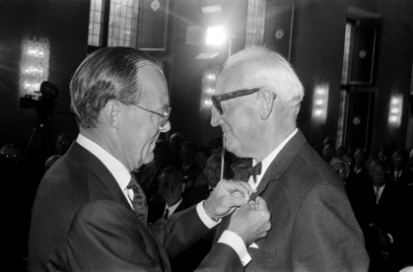 Dr. Wumkes ontvangt de onderscheiding uit handen van prins Bernhard, Bestanddeelnr 922-5644