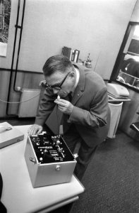 Dr. P.H. Esser demonstreert een ademanalysator, Bestanddeelnr 922-5595
