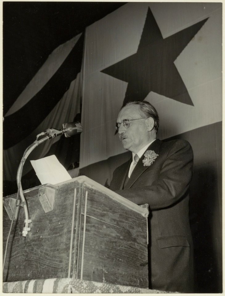 Dr. W. Drees opent in het Krelagehuis het 39e Esperanto Wereldcongres. NL-HlmNHA 54004198