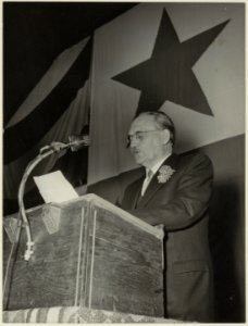 Dr. W. Drees opent in het Krelagehuis het 39e Esperanto Wereldcongres. NL-HlmNHA 54004198