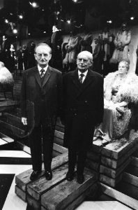 Dr. W. Drees in Wassenbeeldenmuseum, Amsterdam Dr. Drees naast zijn beeld, Bestanddeelnr 924-1459