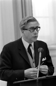 Dr G.H. Veringa, minister van Onderwijs, achter de regeringstafel tijdens de be…, Bestanddeelnr 923-6401