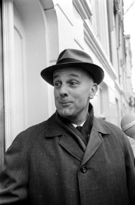 Dr. P.A.J.M. (Piet) Steenkamp (KVP) arriveert bij het huis van Drs. W.K.N. (Norb, Bestanddeelnr 919-7411