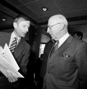 Dr I Samkalden gekozen tot voorzitter Europese Beweging premier Van Agt (l) , Bestanddeelnr 929-6832