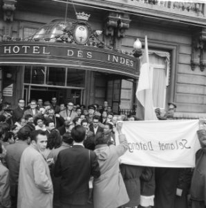 Dr Mohammed Sjarif in ons land Drukte hotel Des Indes, Bestanddeelnr 914-9818
