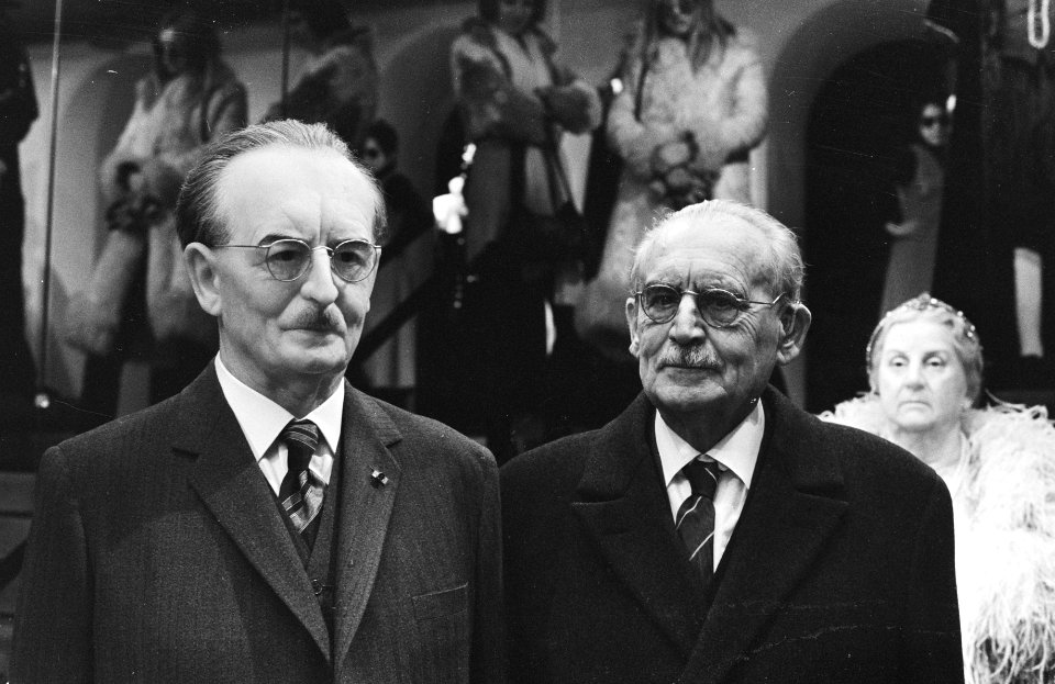 Dr. W. Drees in Wassenbeeldenmuseum, Amsterdam Dr. Drees naast zijn beeld, kop, Bestanddeelnr 924-1458