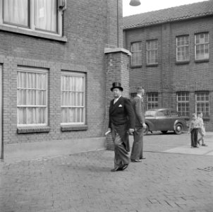 Directeur Jan van Abbe arriveert in jacquet met hoge hoed, Bestanddeelnr 255-8433