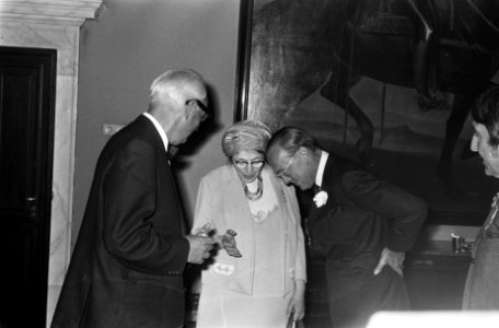 Dr. Wumkes, mej. Bijtelaar en prins Bernhard in gesprek, Bestanddeelnr 922-5647