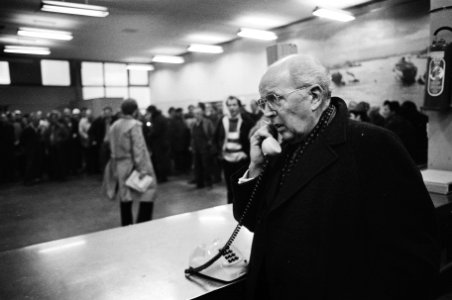 Directeur Bosman aan de telefoon kort voordat hij het personeel inlicht, Bestanddeelnr 932-4510