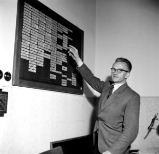 Directeur Hoppe bij het bord met de namen van alle aanwezigen in het schippersi…, Bestanddeelnr 254-1722