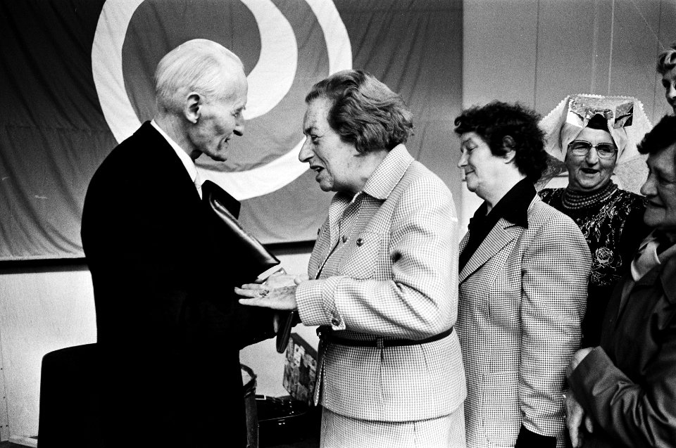 Dr Moerman met enkele dames, Bestanddeelnr 930-2840