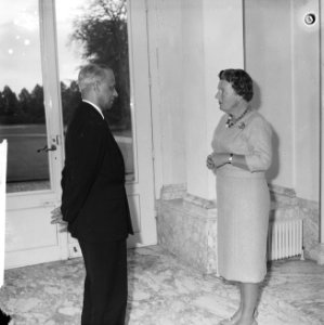 Directeur-generaal van de voedselvoorziening van de UNO bij de koningin. H. M. d, Bestanddeelnr 913-0623