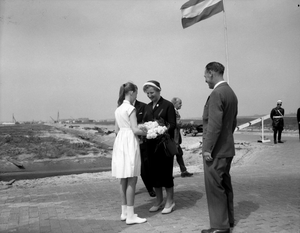 Dr M J Prinsen , commissaris der Koningin in Noord- Holland legt eerste steen, Bestanddeelnr 909-6013