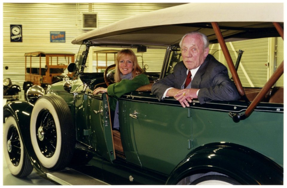 Directeur K.P. den Hartogh en zijn dochter in een Ford Lincoln uit 1930 in hun Fordmuseum. NL-HlmNHA 5429735