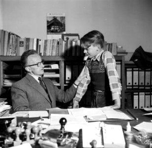Directeur Hoppe in gesprek met Berthold, Bestanddeelnr 254-1723