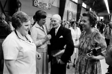 Dr Moerman met enkele dames, Bestanddeelnr 930-2837
