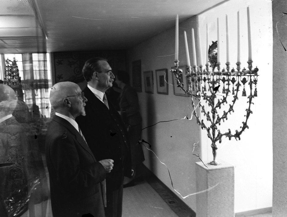 Dr. W. Drees in het Waaggebouw bij een menora tijdens de heropening van het Jood, Bestanddeelnr 907-2344