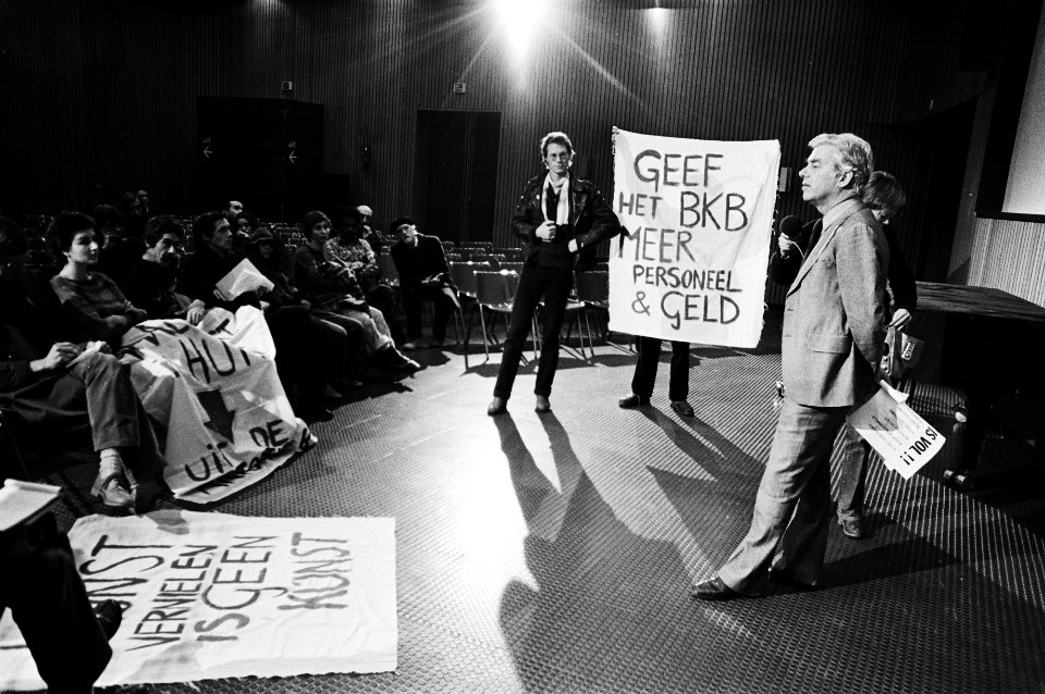 Directeur Edy de Wilde van het. Stedelijk Museum te Amsterdam en verantwoordelij, Bestanddeelnr 930-5162