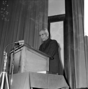 Dr. Radhakrishnan in Tropenmuseum. Tijdens toespraak, Bestanddeelnr 913-0708