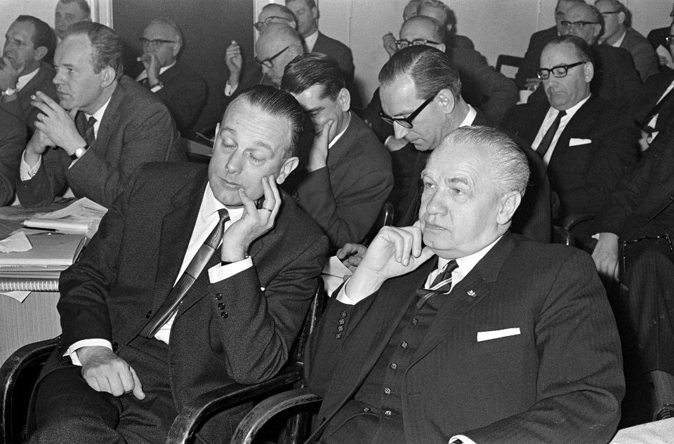 Dr. P.A.J.M. (Piet) Steenkamp (links) en Mr. F.J.F.M. (Frans-Joseph) van Thiel, Bestanddeelnr 919-8222