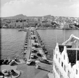 De Emmabrug in Willemstad, Curaçao, met zicht op Otrobanda, Bestanddeelnr 252-3106