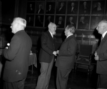 Dr Drees komt professor Geyl feliciteren, Bestanddeelnr 909-5955