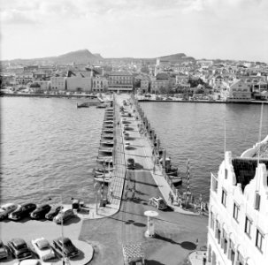 De Emmabrug in Willemstad met zich op Otrobanda, Bestanddeelnr 252-3059