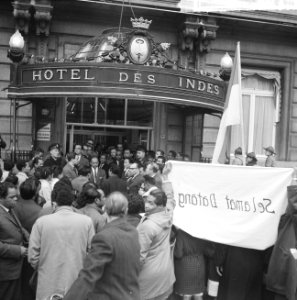 Dr Mohammed Sjarif in ons land Drukte hotel Des Indes, Bestanddeelnr 914-9819