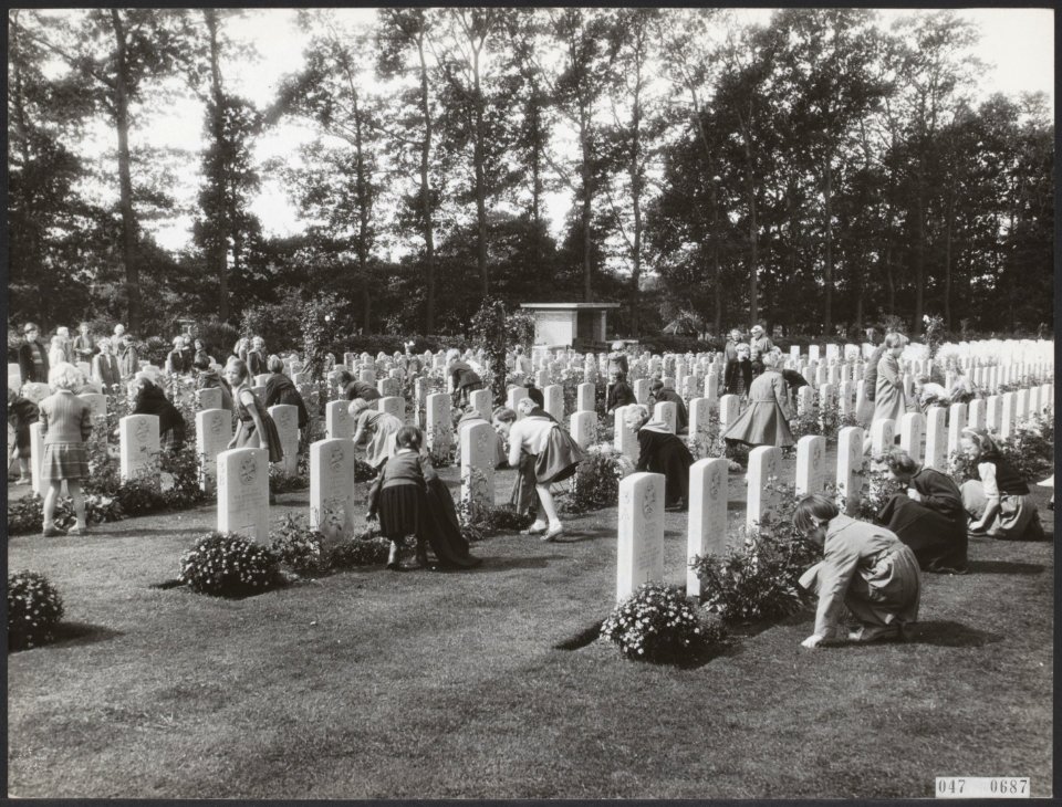 De graven van de in september 1944 gesneuvelde Britse parachutisten op het Airb…, Bestanddeelnr 047-0687