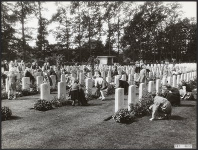 De graven van de in september 1944 gesneuvelde Britse parachutisten op het Airb…, Bestanddeelnr 047-0687