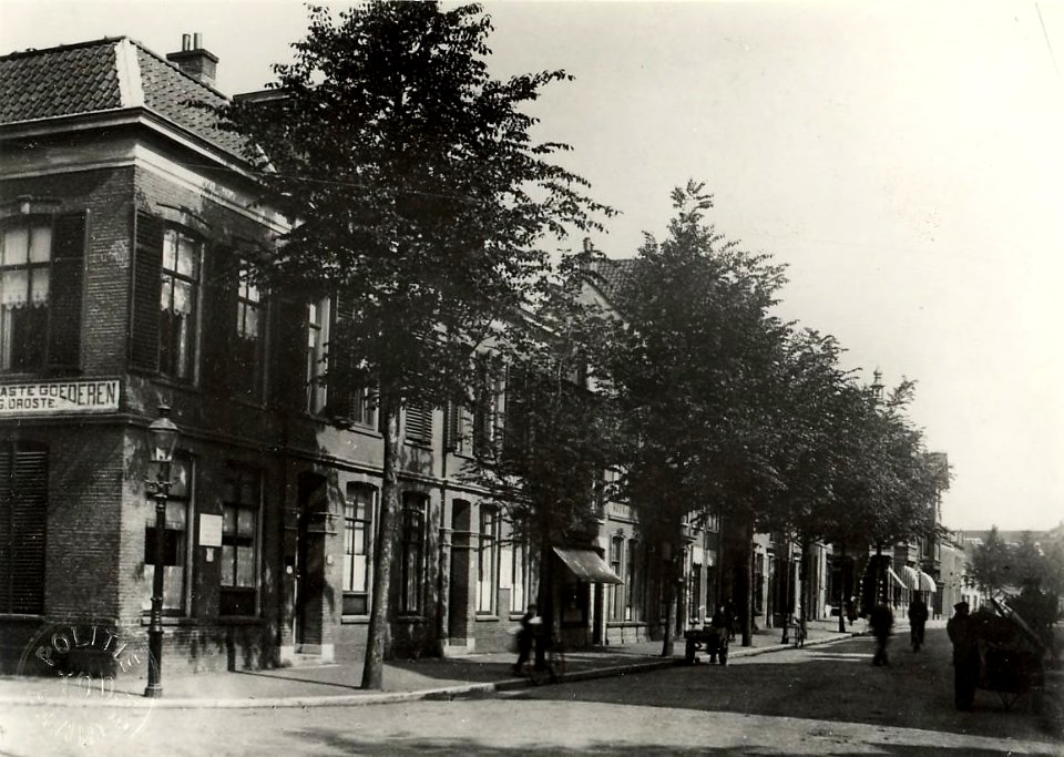 De Gedempte Oude Gracht, westzijde, hoek Raaks, ziende naar het Noorden, al deze huizen werden afgebroken voor de bouw van het nieuwe Postkantoor, hetwelk in 1922 in gebruik gen, Inventarisnummer NL-HlmNHA 1100 KNA006008636