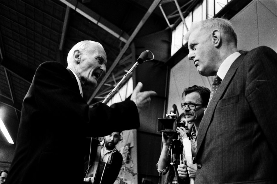 Dr Moerman (l) in discussie met dr Meinsma, Bestanddeelnr 930-2834