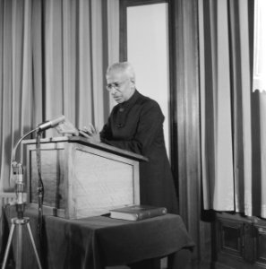 Dr. Radhakrishnan in Tropenmuseum. Tijdens toespraak, Bestanddeelnr 913-0710