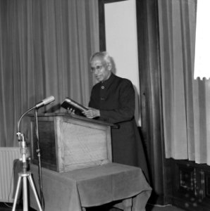 Dr. Radhakrishnan in Tropenmuseum. Tijdens toespraak, Bestanddeelnr 913-0709